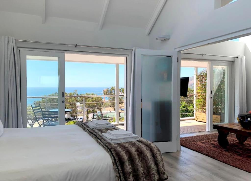 Bright Camps Bay Loft With Stunning Views And Shared Pool Daire Cape Town Dış mekan fotoğraf