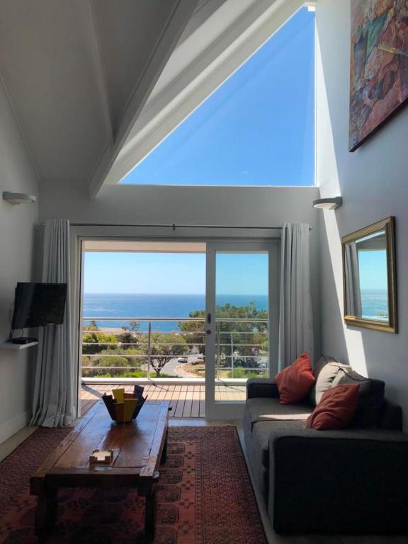 Bright Camps Bay Loft With Stunning Views And Shared Pool Daire Cape Town Dış mekan fotoğraf