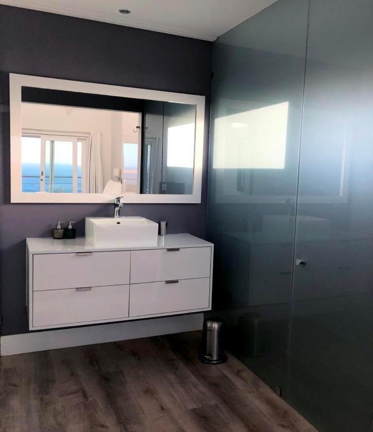 Bright Camps Bay Loft With Stunning Views And Shared Pool Daire Cape Town Dış mekan fotoğraf