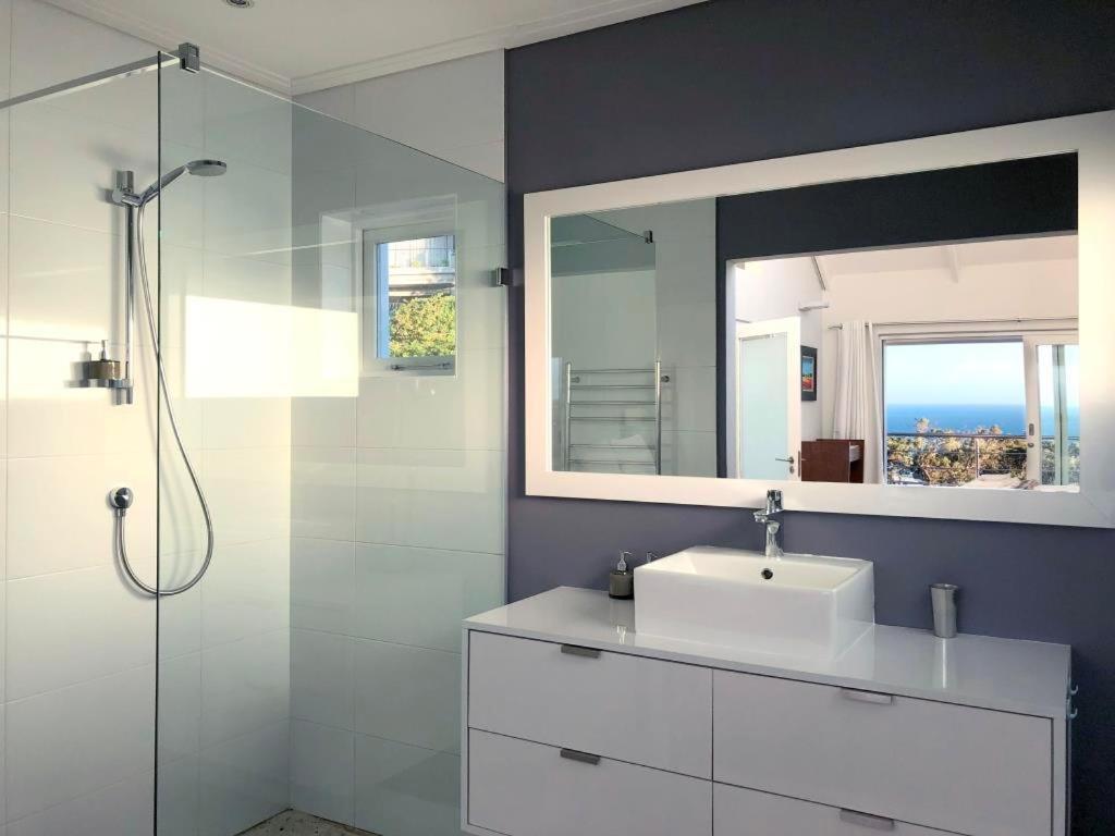 Bright Camps Bay Loft With Stunning Views And Shared Pool Daire Cape Town Dış mekan fotoğraf